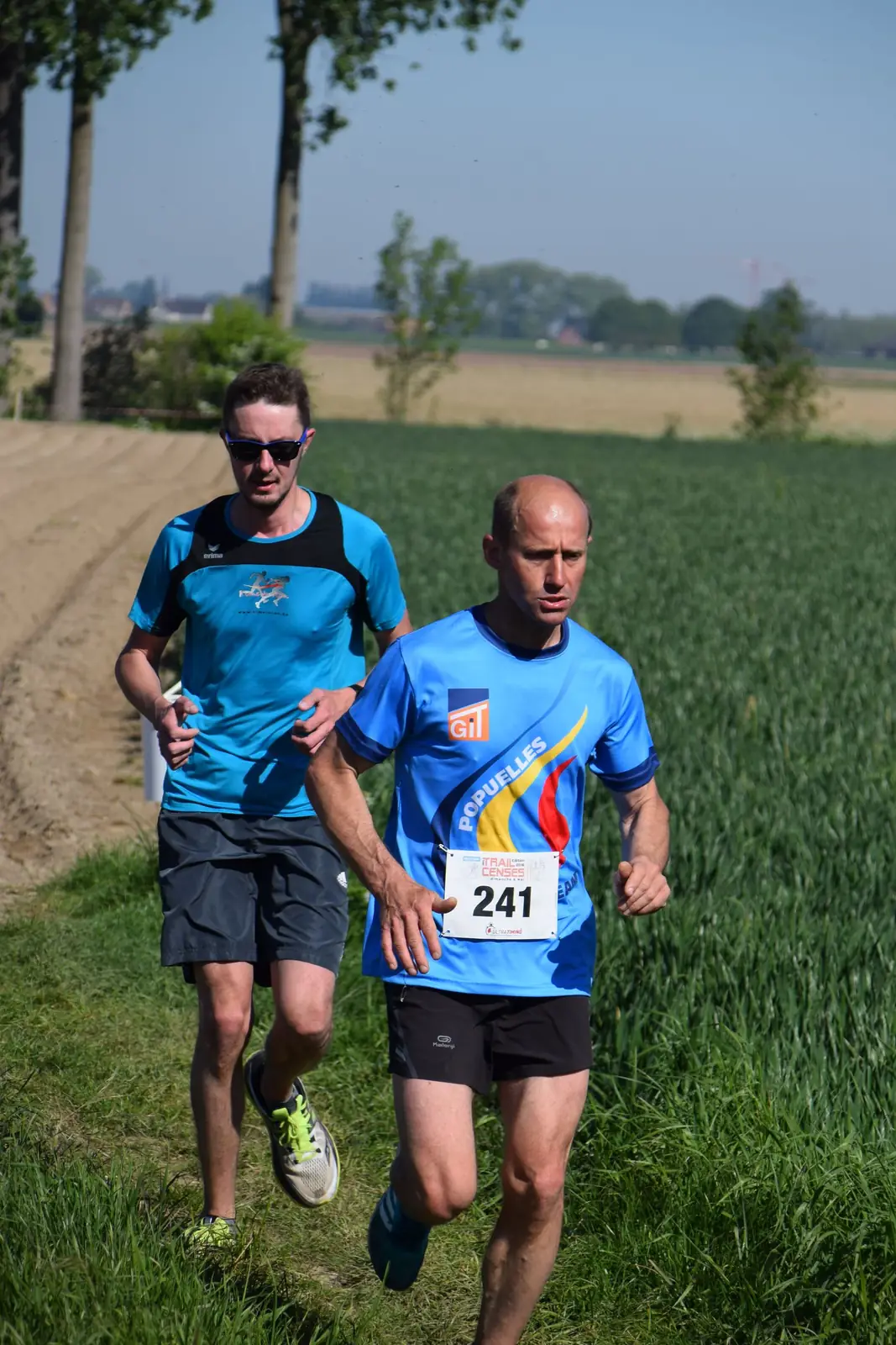 Course dans un champ, dossards