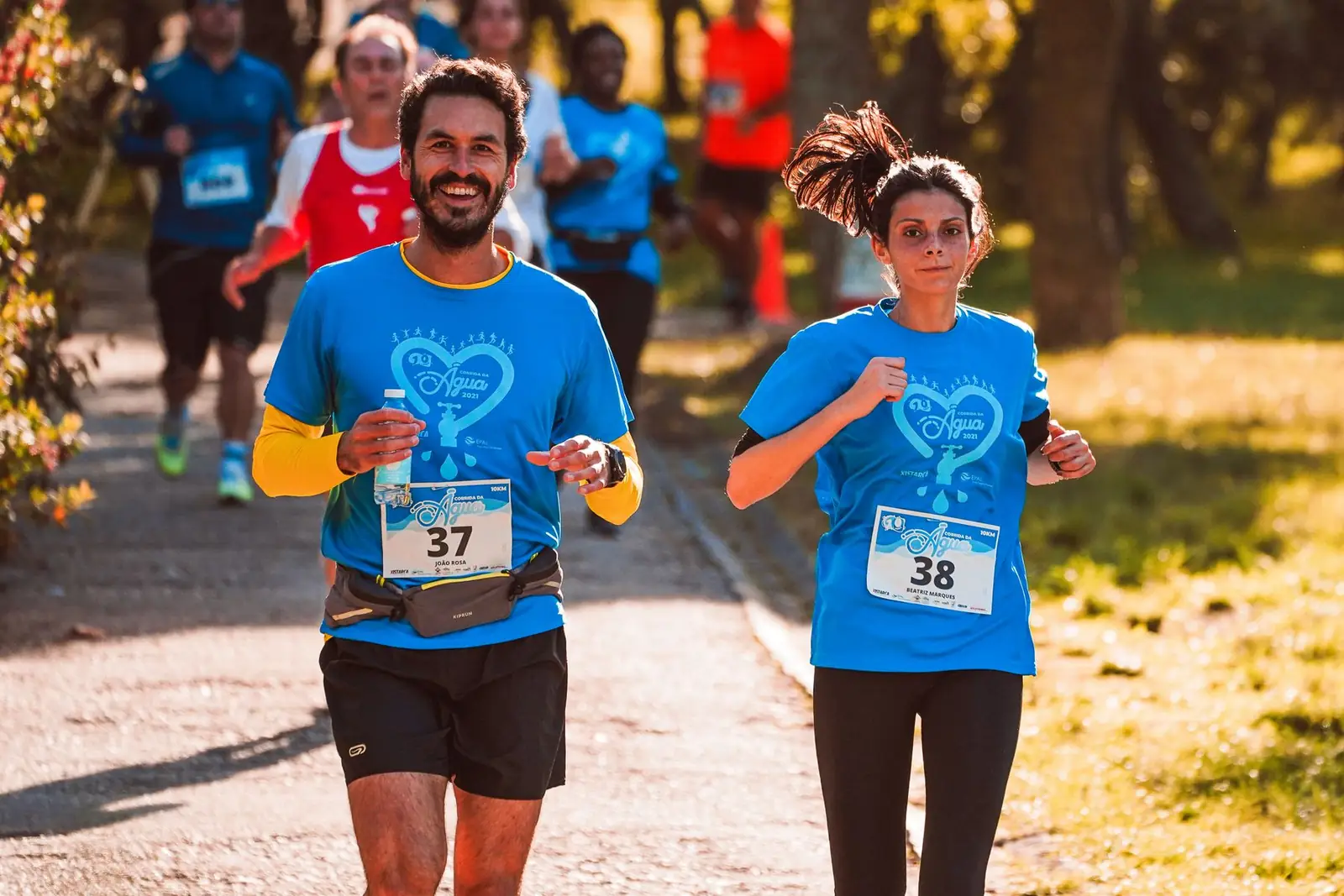 Deux coureurs avec dossard, sourire aux lèvres